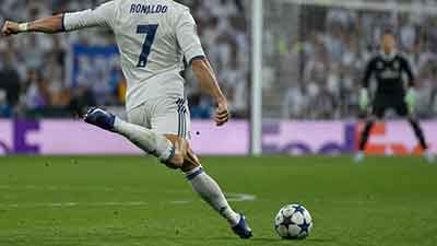 足球球星比赛射门瞬间